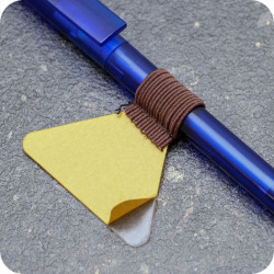 Plastikiniai savilipiai rašiklių laikikliai su plokščios gumelės kilpa, rudos sp.