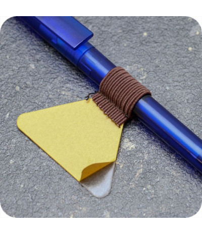 Plastikiniai savilipiai rašiklių laikikliai su plokščios gumelės kilpa, rudos sp.